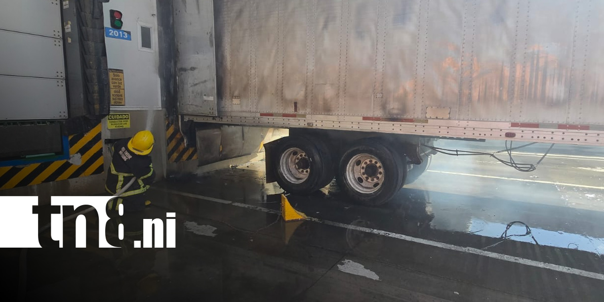 Foto: Incendio de container en una bodega de Mateare / TN8