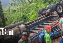 Camión termina al borde de un barranco tras accidente en Jinotega Foto: Vuelco de camión en El Cuá, Jinotega / TN8