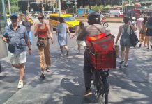 Peatones reclaman recuperar las aceras de Nueva York ante el auge de bicicletas eléctricas y scooters Foto: Aceras de Nueva York en disputa por bicicletas eléctricas/Cortesía