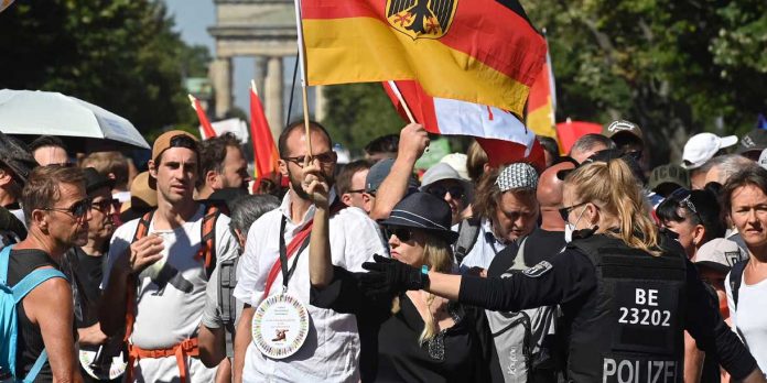 1 Foto: Miles de alemanes protestan en las calles contra el Gobierno de Merz / Cortesía