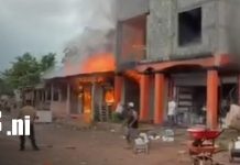 Voraz incendio destruye establecimiento comercial en Riscos de Oro, Rosita Foto: Voraz incendio destruye establecimiento comercial en Riscos de Oro, Rosita/TN8