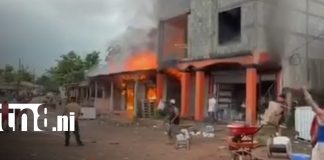 Foto: Voraz incendio destruye establecimiento comercial en Riscos de Oro, Rosita/TN8