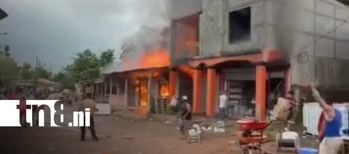 1 Foto: Voraz incendio destruye establecimiento comercial en Riscos de Oro, Rosita/TN8