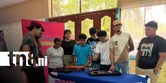 Foto: Estudiantes de los Centros Tecnológicos rinden homenaje al Comandante Tomás Borge/TN8