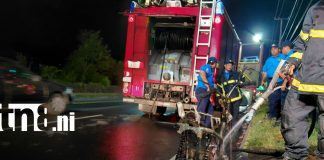 Foto: ¡En llamas! Motocicleta eléctrica queda destruida tras incendiarse en la Panamericana Sur/TN8