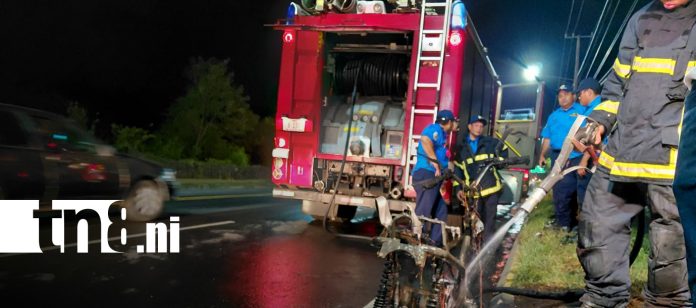 1 Foto: ¡En llamas! Motocicleta eléctrica queda destruida tras incendiarse en la Panamericana Sur/TN8