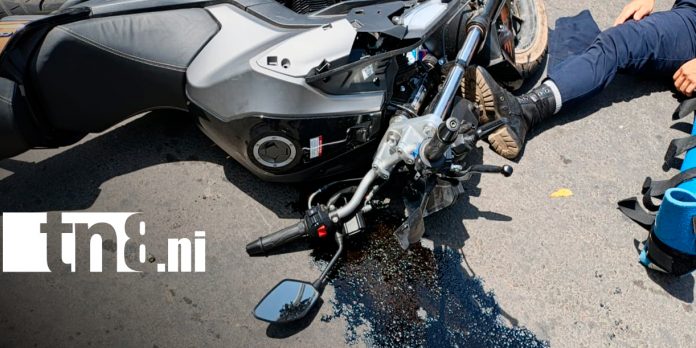 Foto: Motociclista termina lesionado tras fuerte choque con una caponera en Managua/TN8 Foto: Motociclista termina lesionado tras fuerte choque con una caponera en Managua/TN8