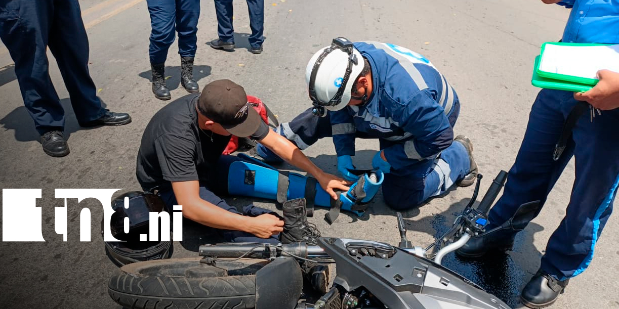 Foto: Motociclista termina lesionado tras fuerte choque con una caponera en Managua/TN8