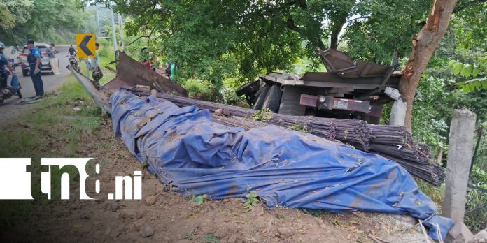 Foto: Rastra se vuelca y queda al borde de un abismo; conductor sobrevive al aparatoso accidente/TN8