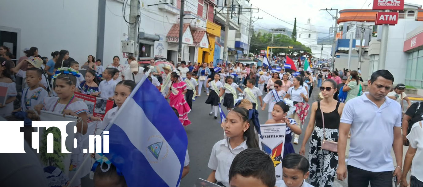 Foto: Desfile patrio reúne a estudiantes y familias en las calles de Matagalpa/TN8