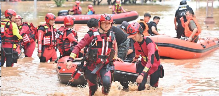 Foto: Rescatan a residentes tras fuertes lluvias en China/Cortesía