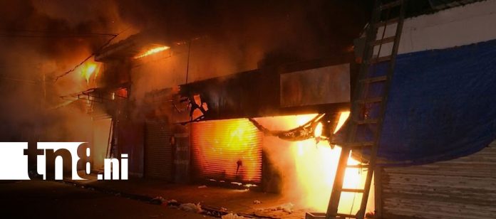 Foto: Voraz incendio consume tres tramos en el Mercado Oriental/TN8 Foto: Voraz incendio consume tres tramos en el Mercado Oriental/TN8