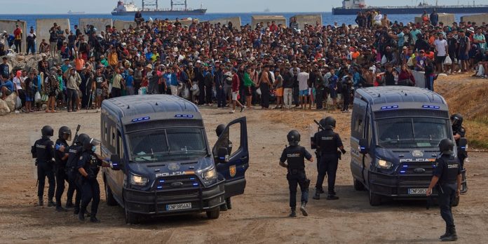 Foto: Tensión en Ceuta: migrantes emboscan a patrulla militar y dejan cuatro heridos/Cortesía Foto: Tensión en Ceuta: migrantes emboscan a patrulla militar y dejan cuatro heridos/Cortesía