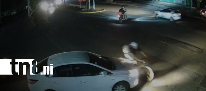 Foto: Vehículo impacta a ciclista en el barrio Carlos Marx de Managua/TN8 Foto: Vehículo impacta a ciclista en el barrio Carlos Marx de Managua/TN8