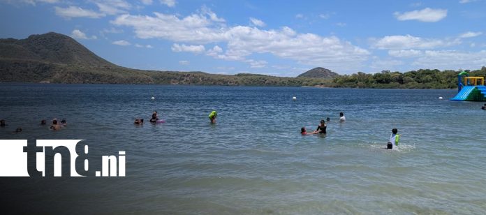 Foto: Familias disfrutan un refrescante domingo en Laguna de Xiloá/TN8
