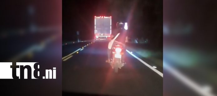 1 Foto: Mujer es captada conduciendo motocicleta en presunto estado de ebriedad en Rivas/TN8