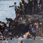 Nueva avalancha migratoria: cientos intentan cruzar a Ceuta desde Marruecos Foto: Alerta en Ceuta por intento masivo de entrada de migrantes /Cortesía