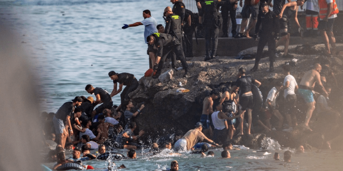 Foto: Alerta en Ceuta por intento masivo de entrada de migrantes /Cortesía Foto: Alerta en Ceuta por intento masivo de entrada de migrantes /Cortesía