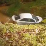 Taxi se sale de la vía y cae en una alcantarilla en carretera Mulukukú – Río Blanco Foto: Taxi se sale de la vía y cae en una alcantarilla en carretera Mulukukú – Río Blanco/TN8