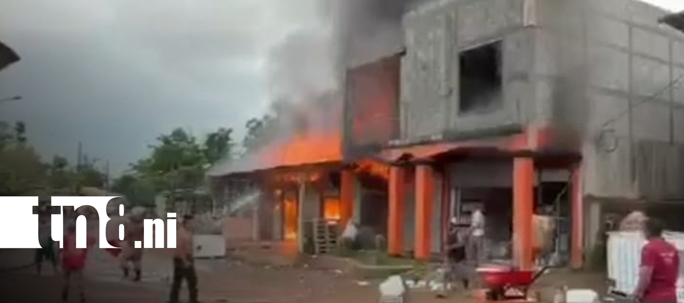 Foto: Voraz incendio destruye establecimiento comercial en Riscos de Oro, Rosita/TN8