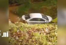 Taxi se sale de la vía y cae en una alcantarilla en carretera Mulukukú – Río Blanco Foto: Taxi se sale de la vía y cae en una alcantarilla en carretera Mulukukú – Río Blanco/TN8