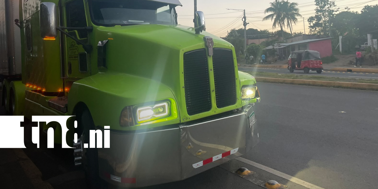 Foto: Camioncito se vuelca tras fuerte impacto con una rastra en Catarina/TN8