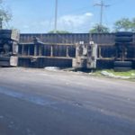 Vuelco de rastra en La Ñámbara deja un conductor lesionado y daños materiales Foto: Vuelco de rastra en La Ñámbara deja un conductor lesionado y daños materiales/TN8
