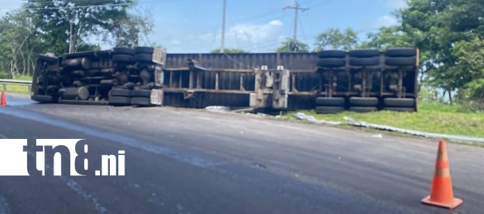 Foto: Vuelco de rastra en La Ñámbara deja un conductor lesionado y daños materiales/TN8