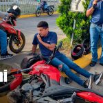 Foto: Maniobra de aventajar por la derecha provoca accidente entre motocicletas en Managua / TN8