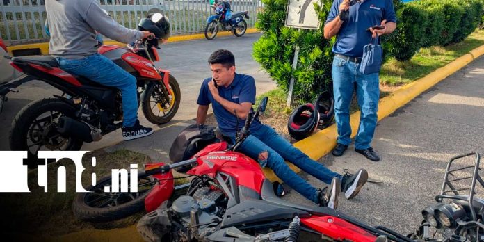 Foto: Maniobra de aventajar por la derecha provoca accidente entre motocicletas en Managua / TN8