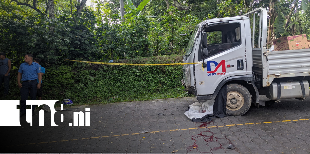 Foto: Adolescente muere tras estrellarse en motocicleta contra un camión en Jalapa/TN8