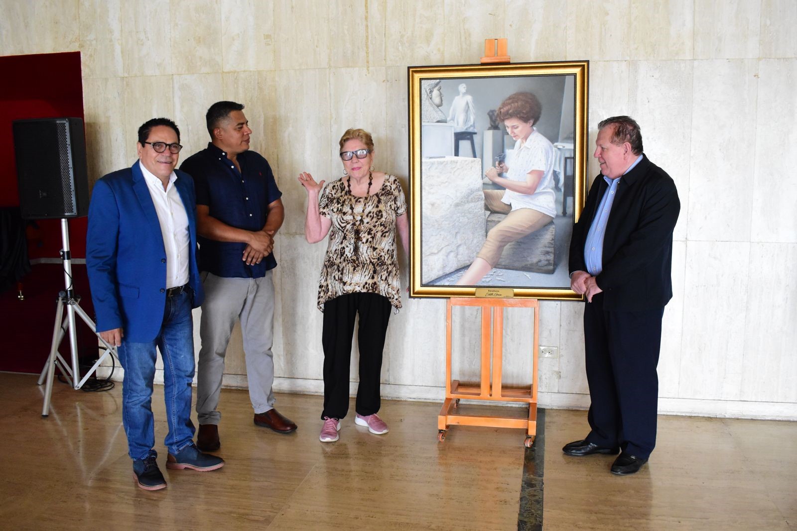 Foto: Teatro Nacional Rubén Darío recibe retrato de la escultora Edith Gron /Cortesía