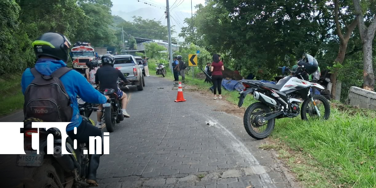 Foto: Rastra se vuelca y queda al borde de un abismo; conductor sobrevive al aparatoso accidente/TN8