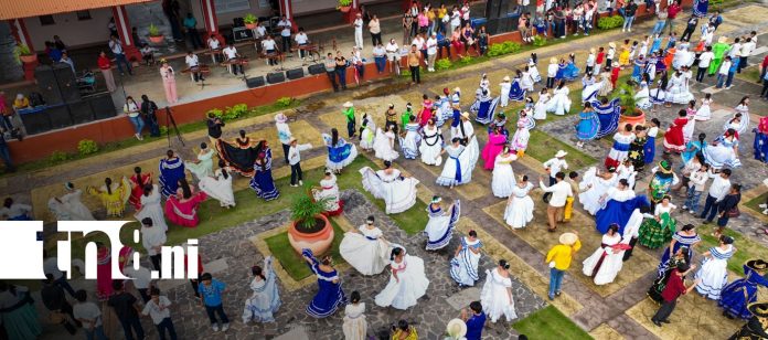 Foto: Estudiantes de Masaya celebran el mes patrio al ritmo de la marimba/TN8
