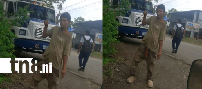 Foto: Policía retira a hombre señalado por lanzar piedras a vehículos en Rivas/TN8