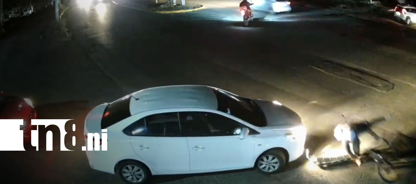 Foto: Vehículo impacta a ciclista en el barrio Carlos Marx de Managua/TN8