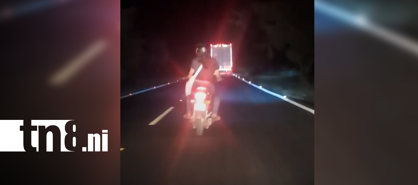 Foto: Mujer es captada conduciendo motocicleta en presunto estado de ebriedad en Rivas/TN8