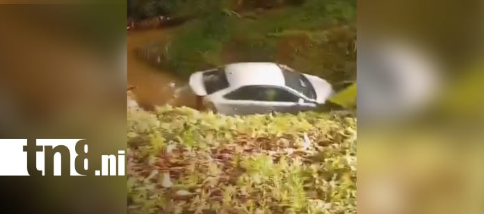 2 Foto: Taxi se sale de la vía y cae en una alcantarilla en carretera Mulukukú – Río Blanco/TN8