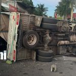 Foto: Camioncito se vuelca tras fuerte impacto con una rastra en Catarina/TN8