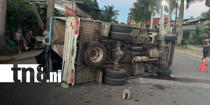 Foto: Camioncito se vuelca tras fuerte impacto con una rastra en Catarina/TN8 Foto: Camioncito se vuelca tras fuerte impacto con una rastra en Catarina/TN8