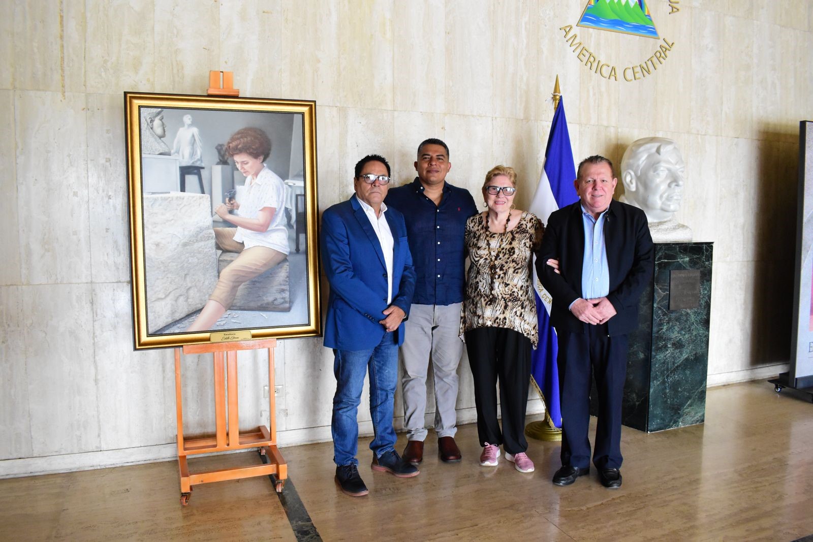 Foto: Teatro Nacional Rubén Darío recibe retrato de la escultora Edith Gron /Cortesía