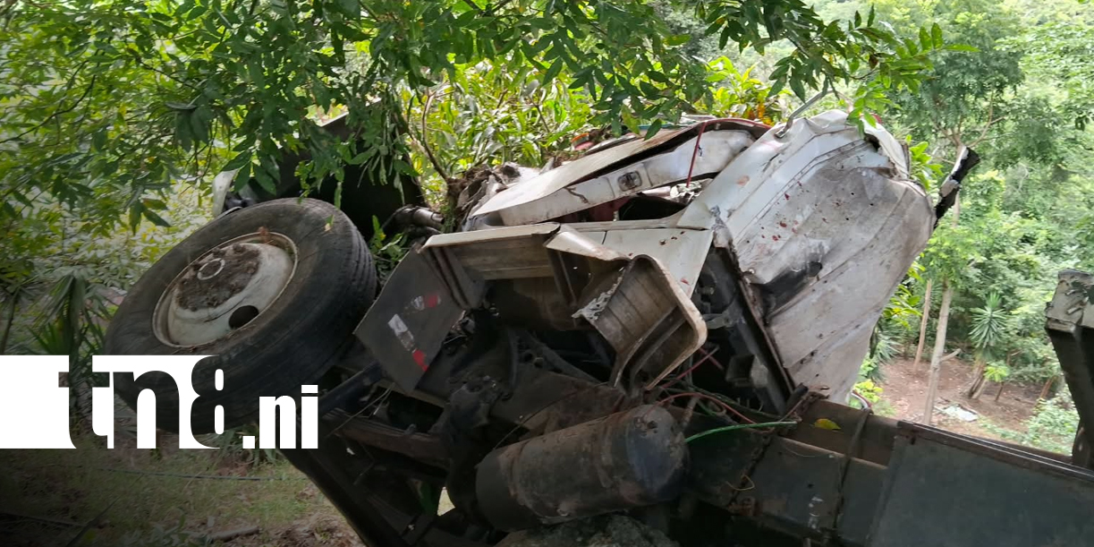 Foto: Rastra se vuelca y queda al borde de un abismo; conductor sobrevive al aparatoso accidente/TN8