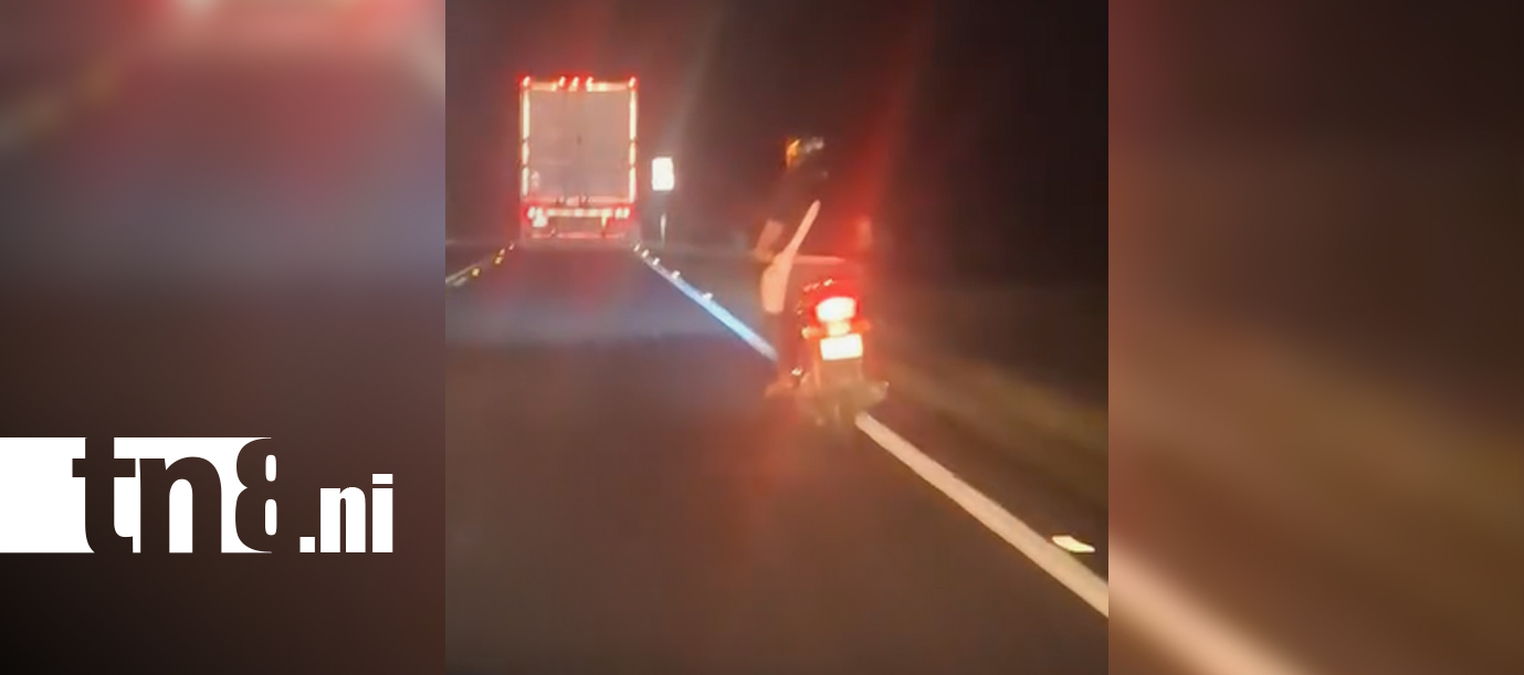 Foto: Mujer es captada conduciendo motocicleta en presunto estado de ebriedad en Rivas/TN8