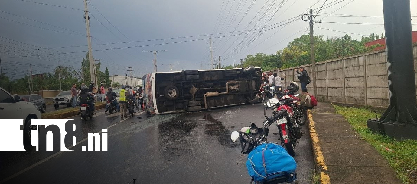 Foto: Tres lesionados delicados tras vuelco de microbús en carretera a Masaya/TN8