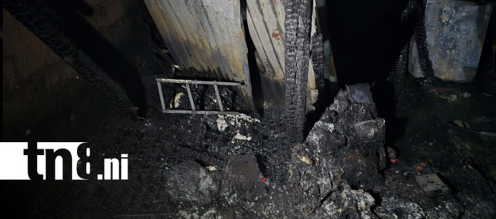 Foto: Familia pierde su vivienda tras incendio en Ocotal/TN8 Foto: Familia pierde su vivienda tras incendio en Ocotal/TN8