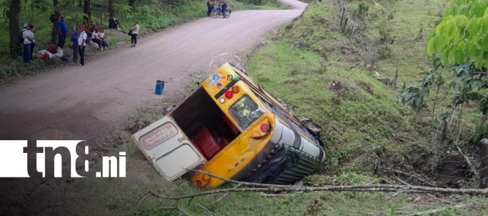 Foto: Vuelco de bus en San José de Bocay, Jinotega, deja daños materiales y pasajeros ilesos/TN8