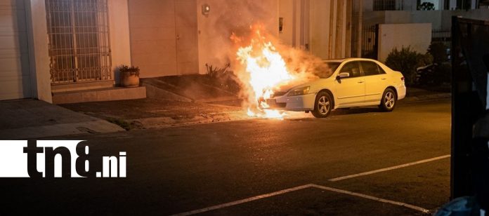 Foto: Vehículo toma fuego en Bolonia y deja cuantiosos daños materiales/TN8 Foto: Vehículo toma fuego en Bolonia y deja cuantiosos daños materiales/TN8