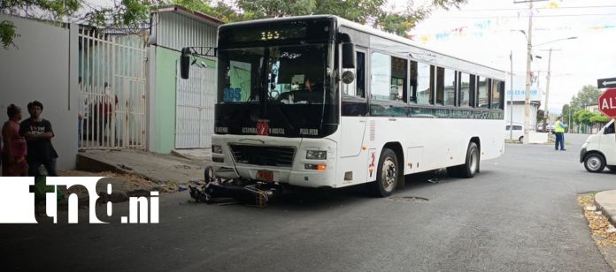 Foto: Bus de la ruta 165 impacta a pareja de motociclistas en Managua/TN8 Foto: Bus de la ruta 165 impacta a pareja de motociclistas en Managua/TN8