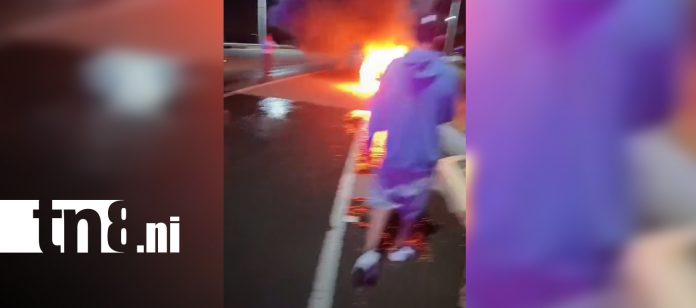5 Foto: Mototaxi queda completamente calcinada tras incendiarse en Tipitapa/TN8