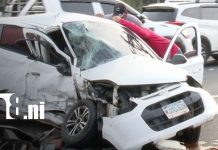 Violento impacto sorprende en los semáforos de La Subasta Foto: Violento impacto deja cuantiosos daños materiales en la Pista Suburbana, Managua/TN8